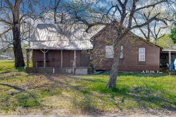 48 County Road 2360, Bagwell, TX 75412