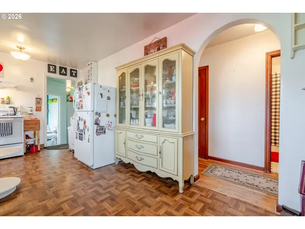 861 W 10TH AVE, Junction City, OR 97448