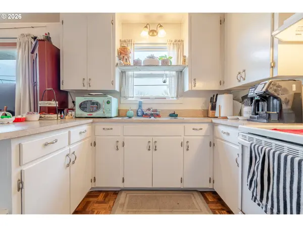 861 W 10TH AVE, Junction City, OR 97448