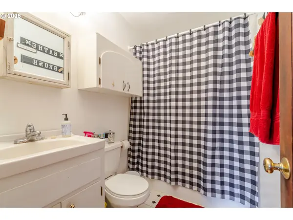 861 W 10TH AVE, Junction City, OR 97448