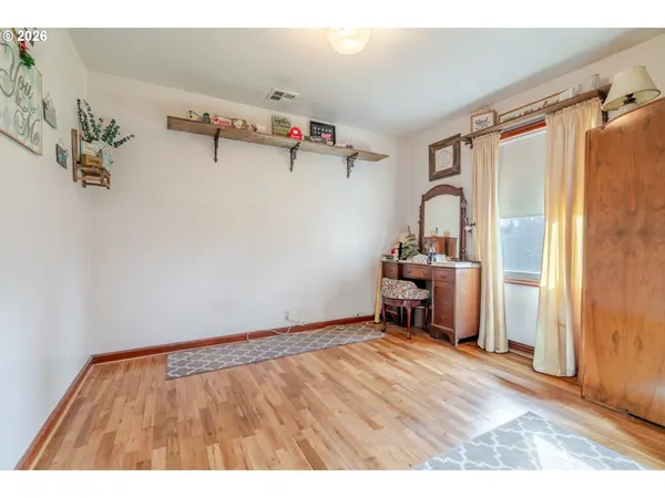 861 W 10TH AVE, Junction City, OR 97448