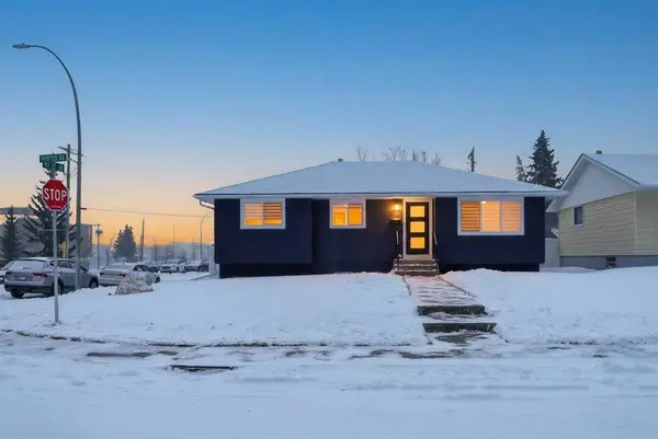 3 Kentish DR SW, Calgary, AB T2V 2L4