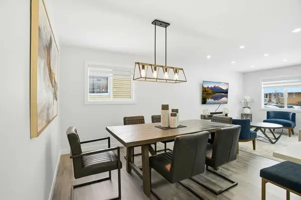 3 Kentish DR SW, Calgary, AB T2V 2L4