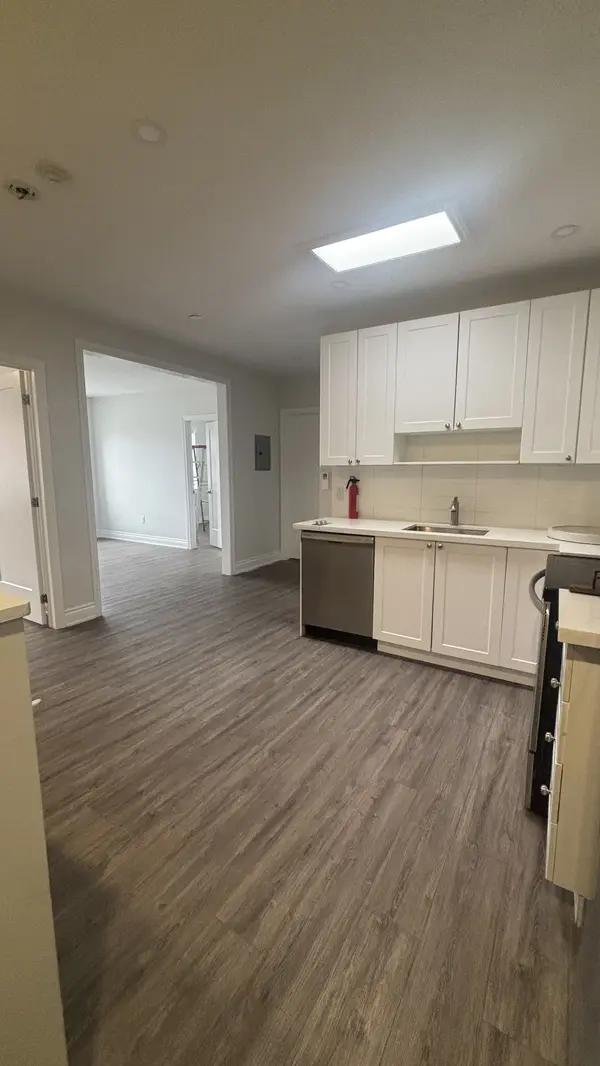 3289 Lakeshore BLVD W #1, Toronto W06, ON M8W 1M8