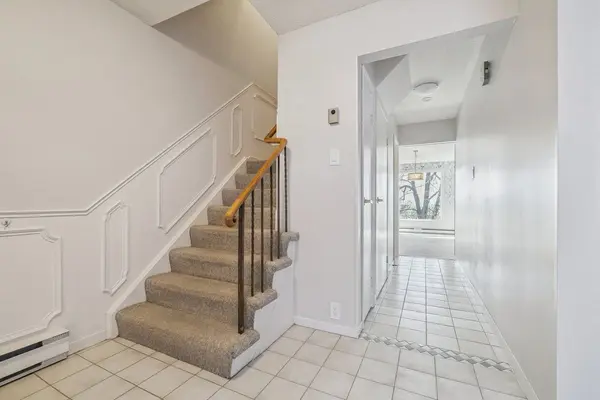 1552 Kerns RD #4, Burlington, ON L7P 3A7