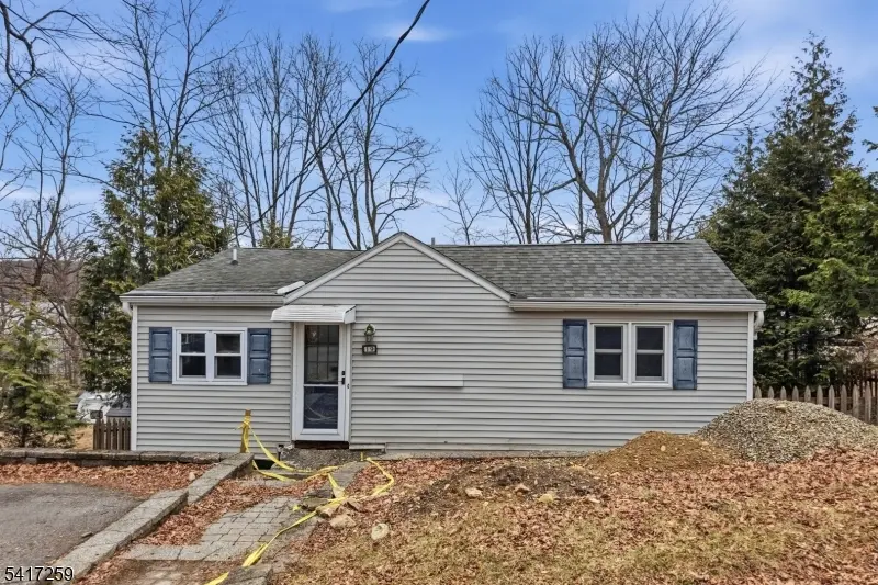 19 Sutton Rd, Hopatcong Boro, NJ 07843