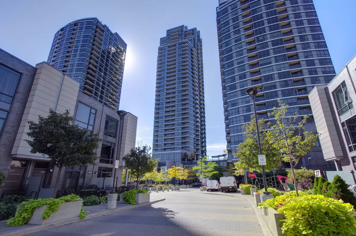 5 Valhalla Inn RD #1003, Toronto W08, ON M9B 0B1