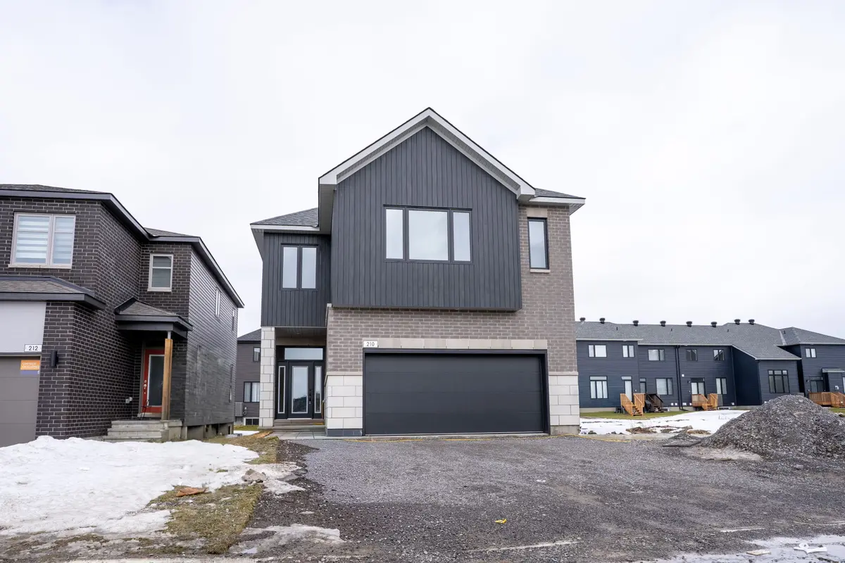 210 Ginebik WAY, Blossom Park - Airport And Area, ON K1X 0H4