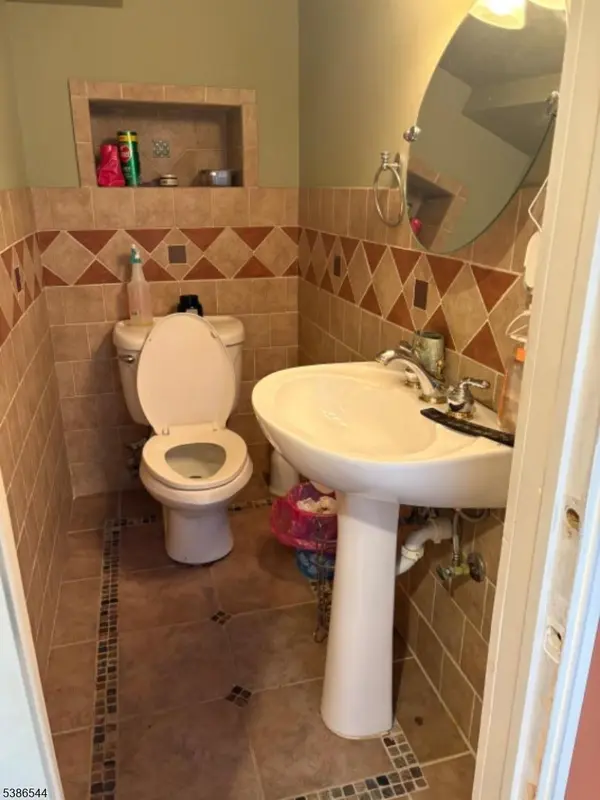 910 Apgar Ter, Rahway City, NJ 07065