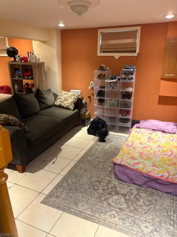 910 Apgar Ter, Rahway City, NJ 07065