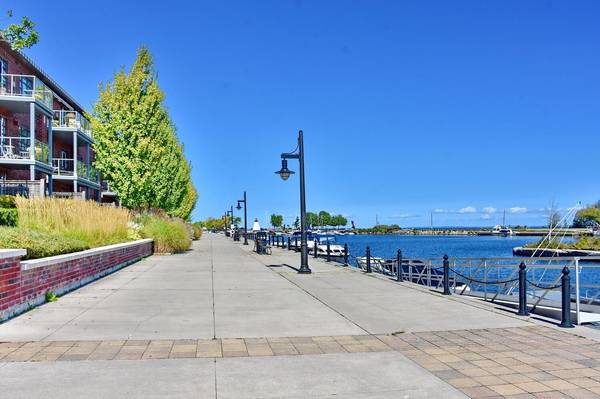 1 Shipyard LN #208, Collingwood, ON L9Y 0W2