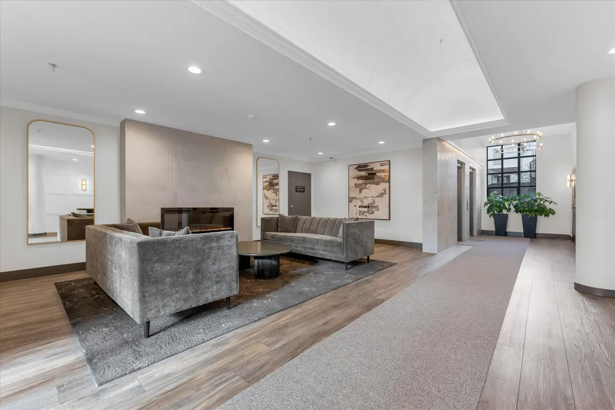 185 Robinson ST #203, Oakville, ON L6J 7P6