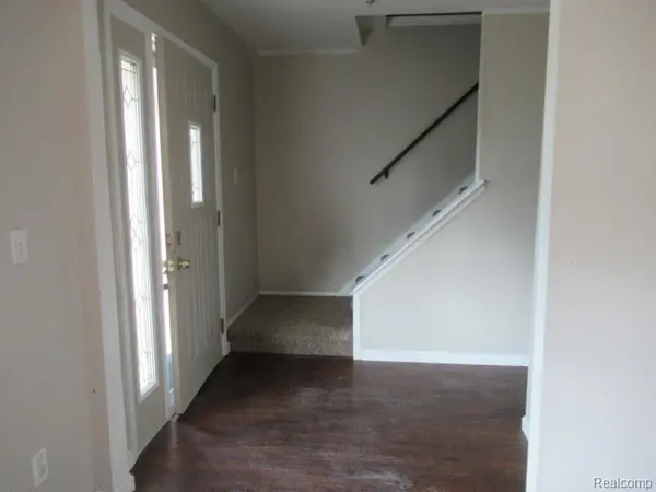 43120 Chaucer DR, Sterling Heights, MI 48313