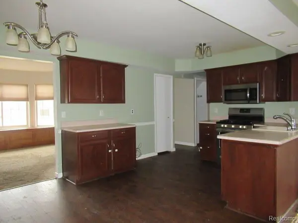 43120 Chaucer DR, Sterling Heights, MI 48313