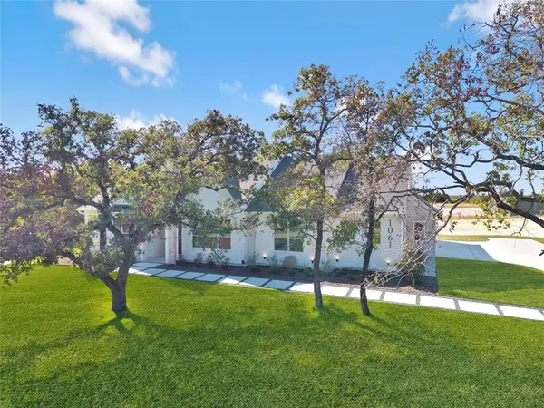 1061 Arbor Vista Drive, Azle, TX 76020