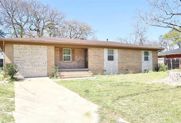 1004 W Cayuga Drive, Athens, TX 75751