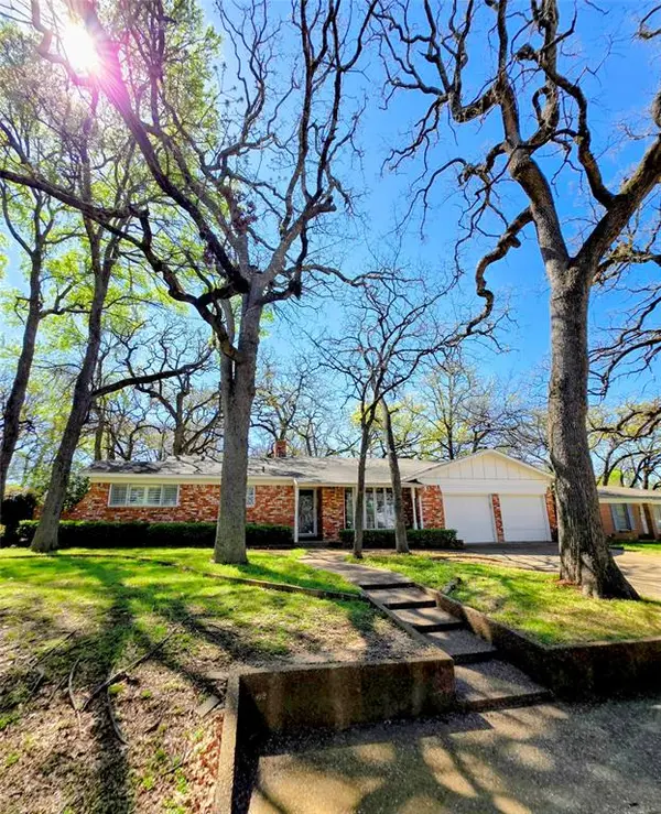 1020 Redbud Court, Arlington, TX 76012