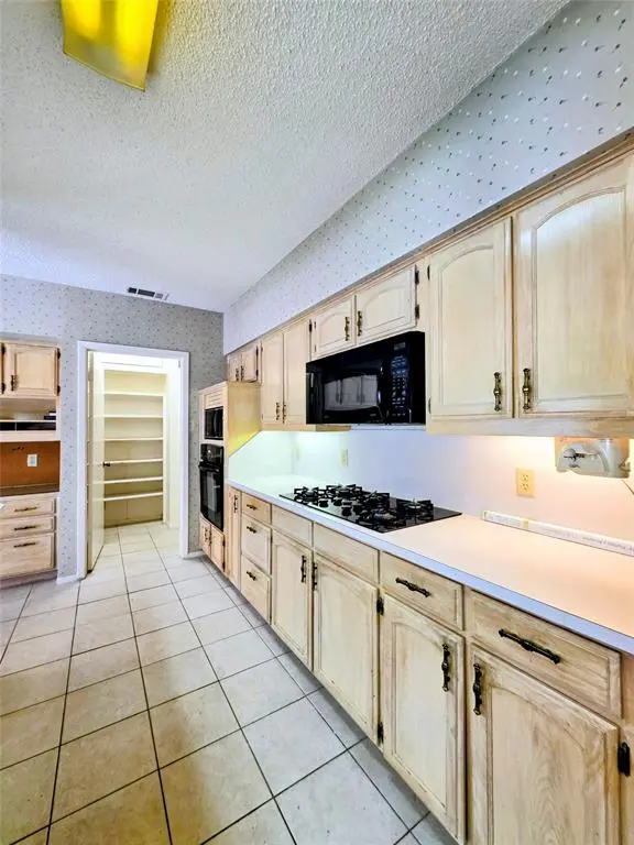 1020 Redbud Court, Arlington, TX 76012