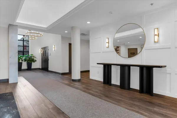 185 Robinson ST #203, Oakville, ON L6J 7P6