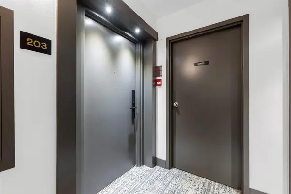 185 Robinson ST #203, Oakville, ON L6J 7P6