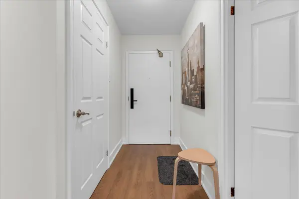 185 Robinson ST #203, Oakville, ON L6J 7P6