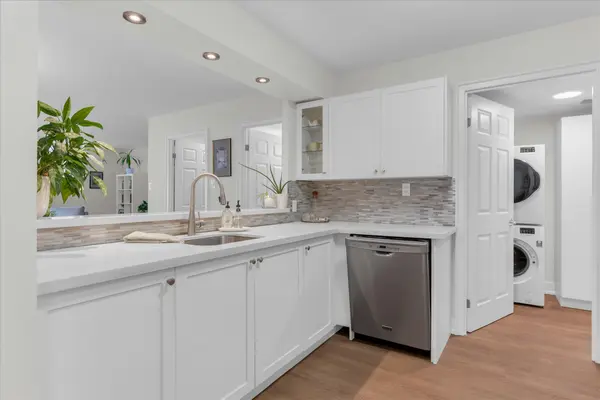 185 Robinson ST #203, Oakville, ON L6J 7P6