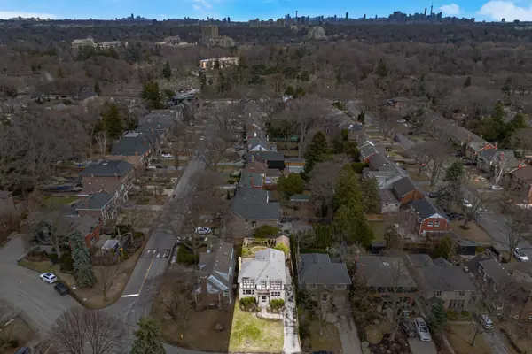 209 Grenview BLVD S, Toronto W07, ON M8Y 3T9