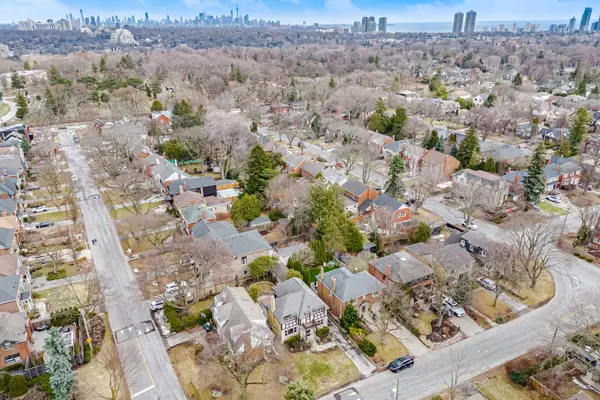 209 Grenview BLVD S, Toronto W07, ON M8Y 3T9