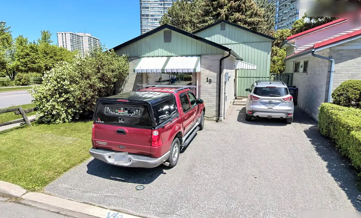 19 Helena CT, Brampton, ON L6S 2N4