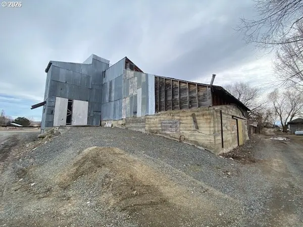 621 JOHN ST, Haines, OR 97833