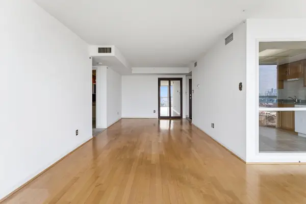 880 Dundas ST W #1604, Mississauga, ON L5C 4H3