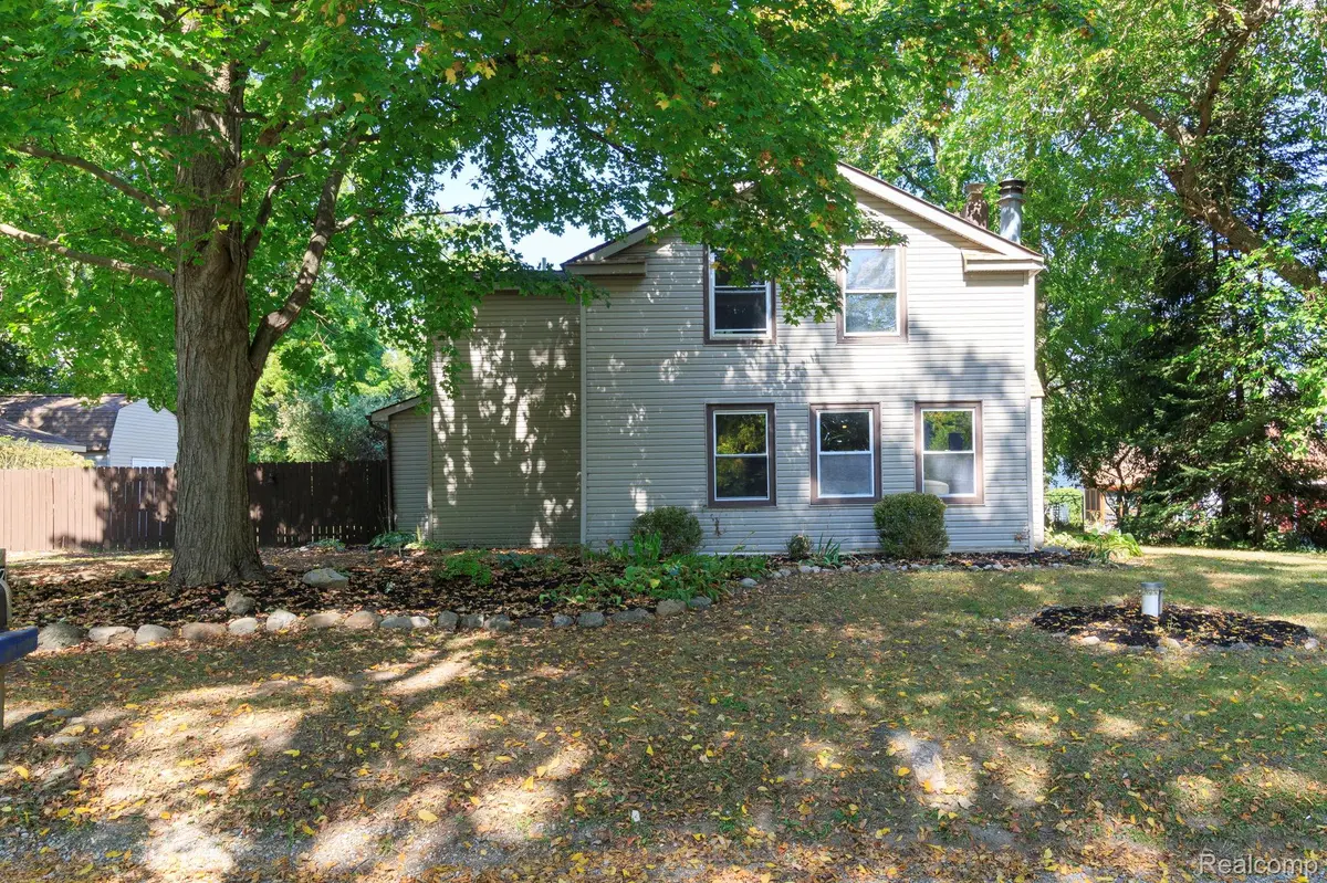 716 COMMERCIAL ST, Commerce Charter Township, MI 48382