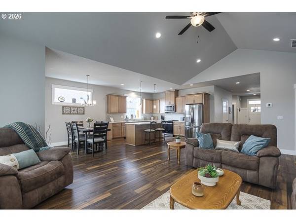 1668 NE CLAYTON DR, Estacada, OR 97023