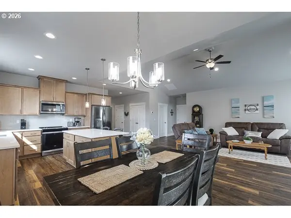 1668 NE CLAYTON DR, Estacada, OR 97023