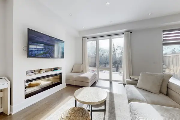 22 Crestridge DR, Vaughan, ON L4J 0K1