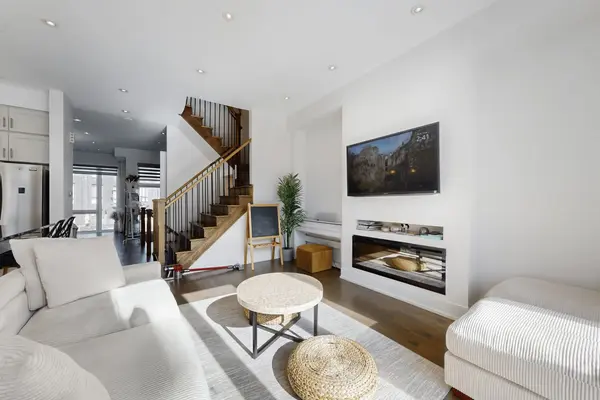 22 Crestridge DR, Vaughan, ON L4J 0K1