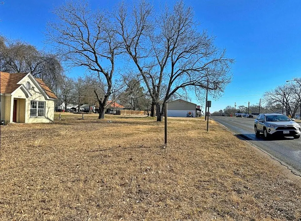 407 E Royall Boulevard, Malakoff, TX 75148