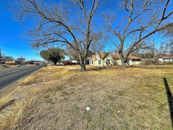 407 E Royall Boulevard, Malakoff, TX 75148