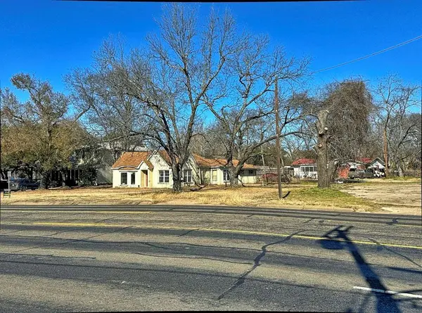 407 E Royall Boulevard, Malakoff, TX 75148