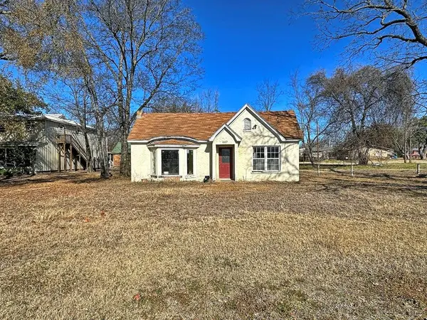 407 E Royall Boulevard, Malakoff, TX 75148