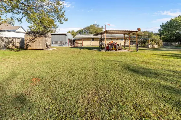 205 College Street, Chico, TX 76431