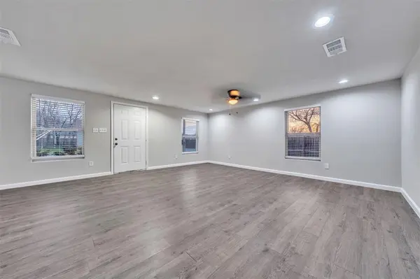 1014 W Archer Street, Jacksboro, TX 76458