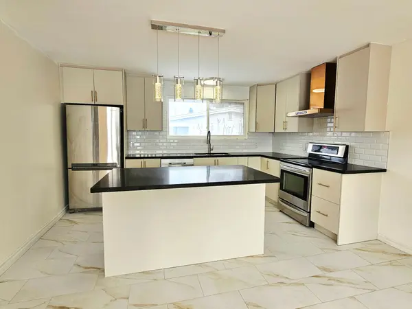 38 Sherry LN #A, South Of Baseline To Knoxdale, ON K2G 3L7