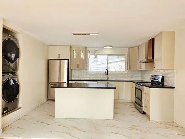 38 Sherry LN #A, South Of Baseline To Knoxdale, ON K2G 3L7