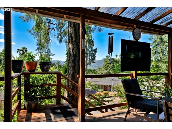 7025 GLACIER DR, Springfield, OR 97478