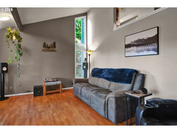 7025 GLACIER DR, Springfield, OR 97478