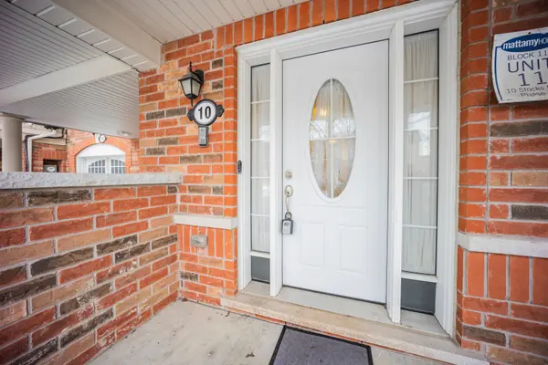 10 Stocks LN, Aurora, ON L4G 0Y2