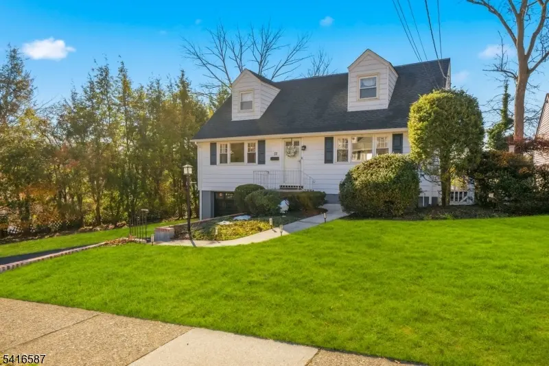 22 Laurel St, Hawthorne Boro, NJ 07506
