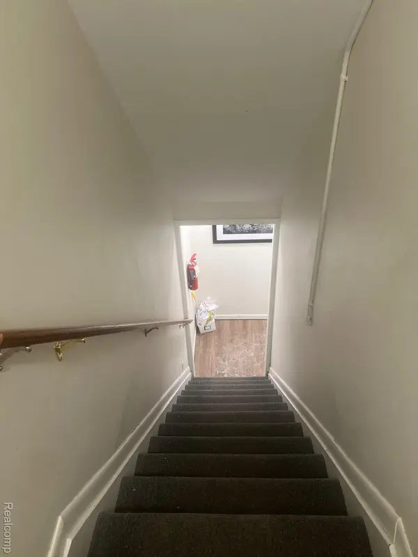 1875 Hollywood E, Grosse Pointe Woods, MI 48236