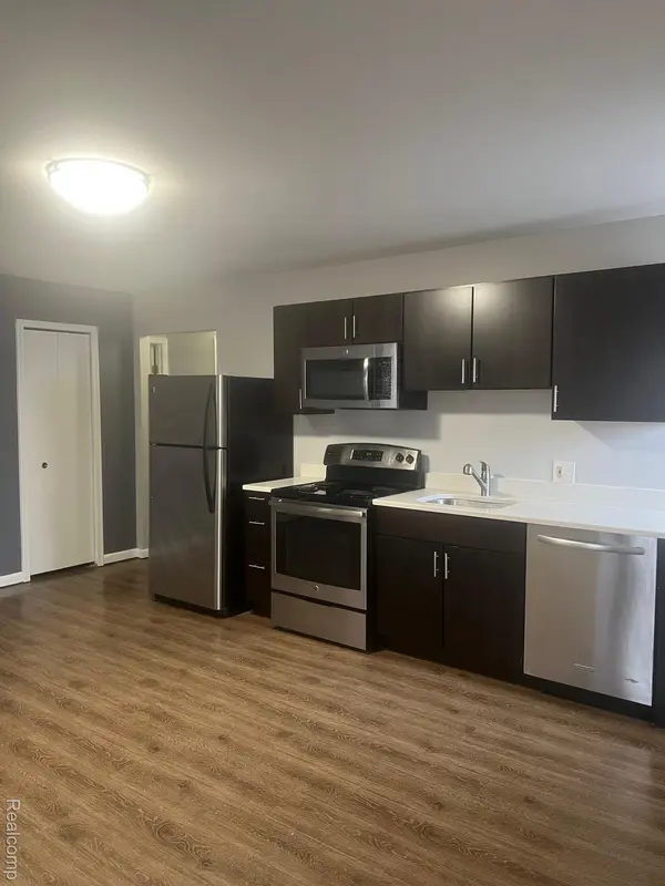 1875 Hollywood E, Grosse Pointe Woods, MI 48236